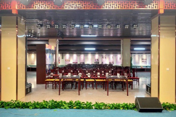 成都茶馆新风尚：喝茶唱歌养生休闲两不误(成都茶馆喝茶的规矩)